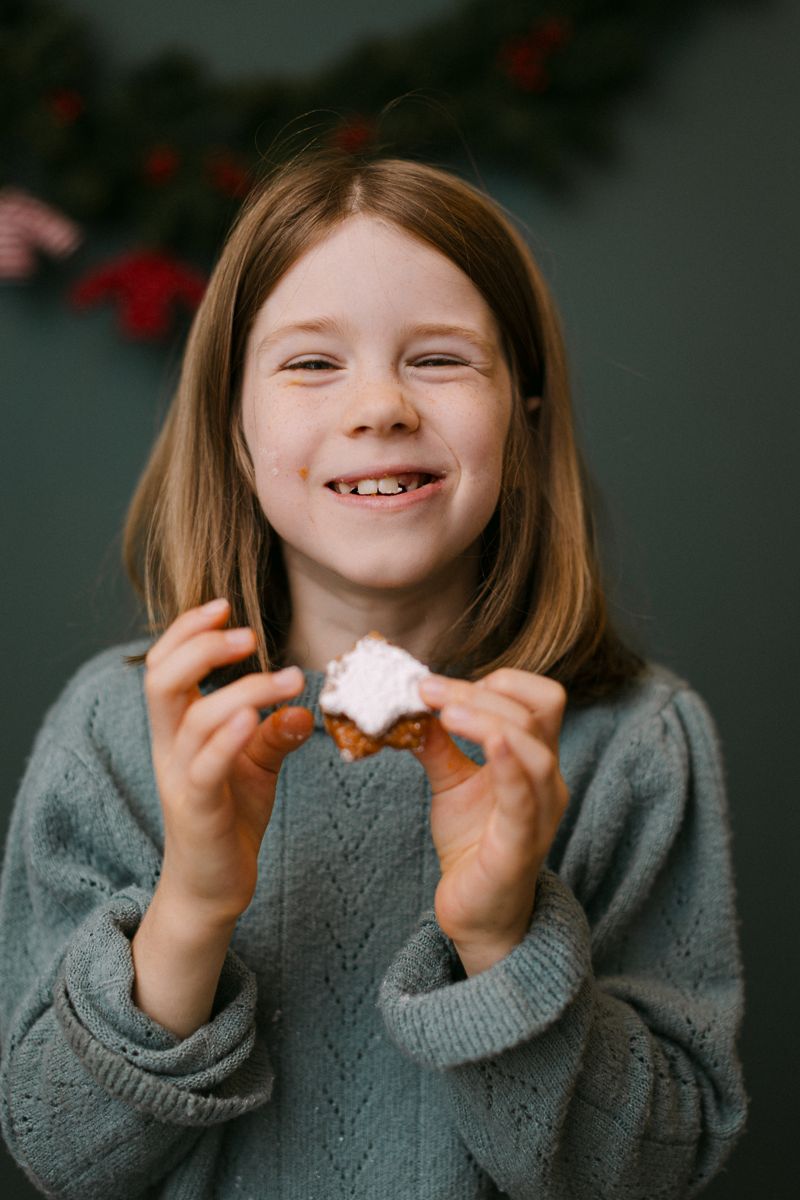 Mädchen mit angezuckertem Keks