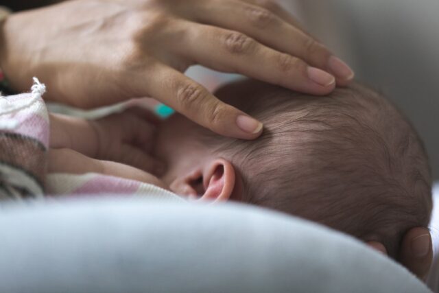 Beim Fotografieren ist es mir immer wichtig, die kleinen Handbewegungen einzufangen, die bei jeder Mama anders und einzigartig sind. So…