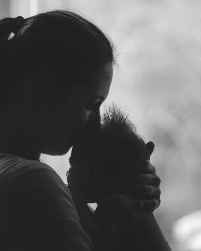 Sind seine Haare nicht unglaublich? Ich liebe seinen Haarstyle. :-)⠀⠀⠀⠀⠀⠀⠀⠀⠀ .⠀⠀⠀⠀⠀⠀⠀⠀⠀ .⠀⠀⠀⠀⠀⠀⠀⠀⠀ . ⠀⠀⠀⠀⠀⠀⠀⠀⠀ #marielavie #marielaviephotographie #familienfotografin #familienfotograf #familyphotographer #familienfotografwien…