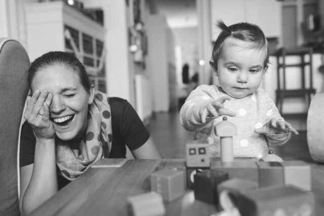 Kleine Kinder können so ulkig sein. Und was gibt es schöneres als mal so richtig lachen zu müssen, wenn dein…