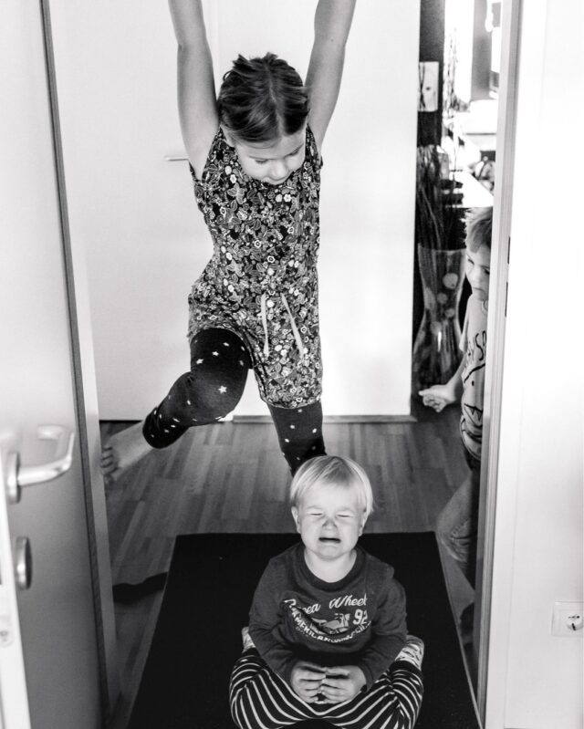 Vor allem mit 3 Kindern passiert immer etwas Unerwartetes. Während die Große Turnen will, weint ihr kleiner Bruder weil er…