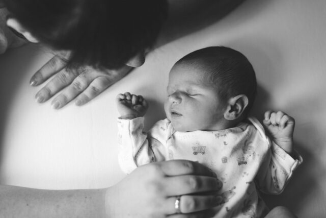 Für mich gibts nichts Schöneres, als die stolze Mama mit ihrem Neugeborenen festzuhalten. Unter Mamas Hand ist alles in Ordnung....⠀⠀⠀⠀⠀⠀⠀⠀⠀…