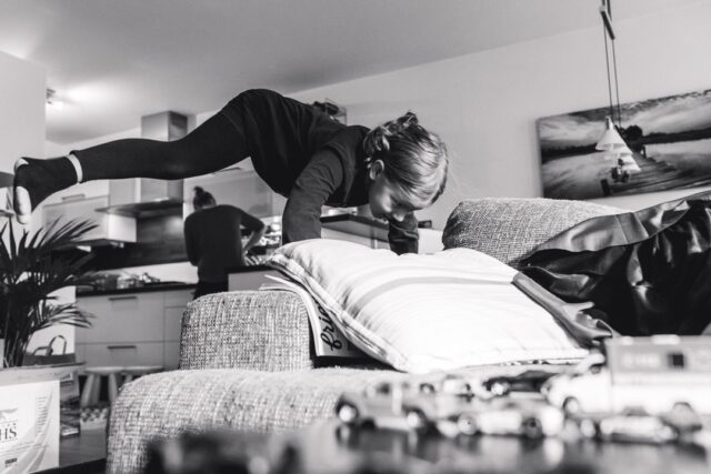 Die besten Dinge passieren immer wenn Mama nicht hinsieht. So wie hier, wo ihre Tochter die Couch für ein paar…