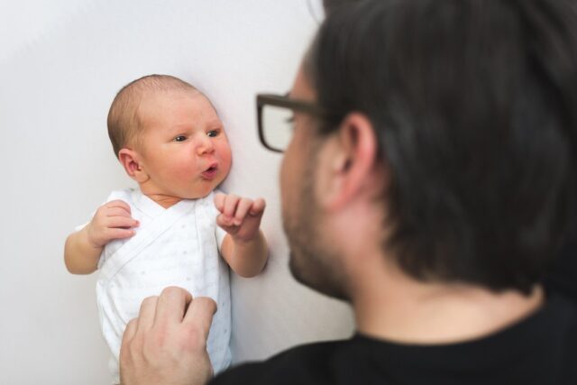Hallo Papa! Schau mal was ich schon für Grimassen machen kann. Bei meinen Baby- und Neugeborenenshootings versuche ich auch immer…